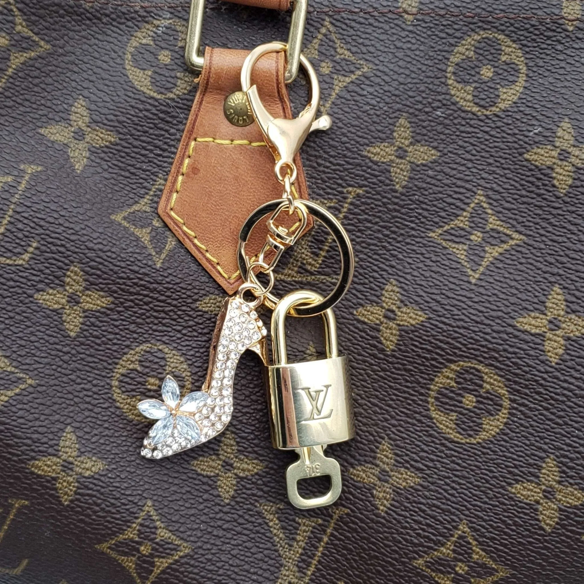 100%  Louis Vuitton Lock and Key with Unbranded Keychain, Keycharm, Bagcharm