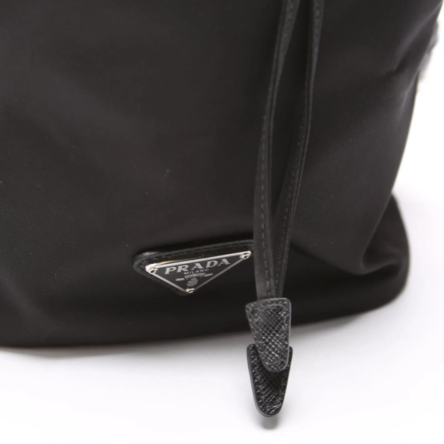 1NE369 Re-Nylon Drawstring Pouch Black