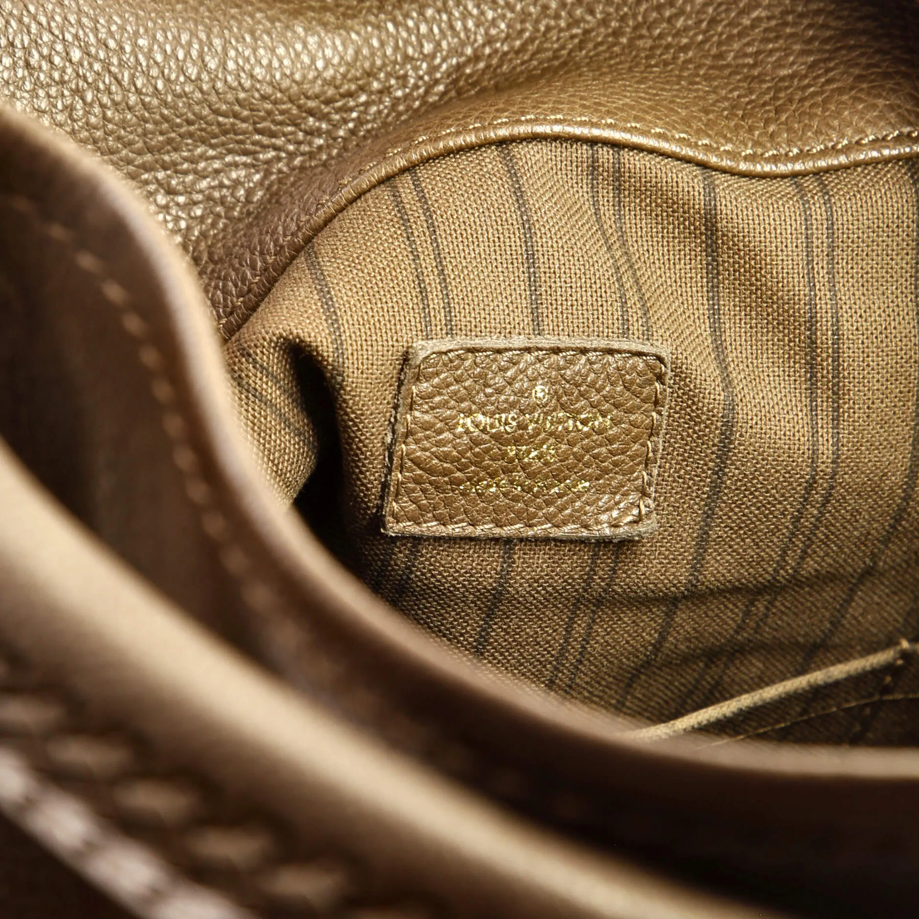 Artsy Handbag Monogram Empreinte Leather MM