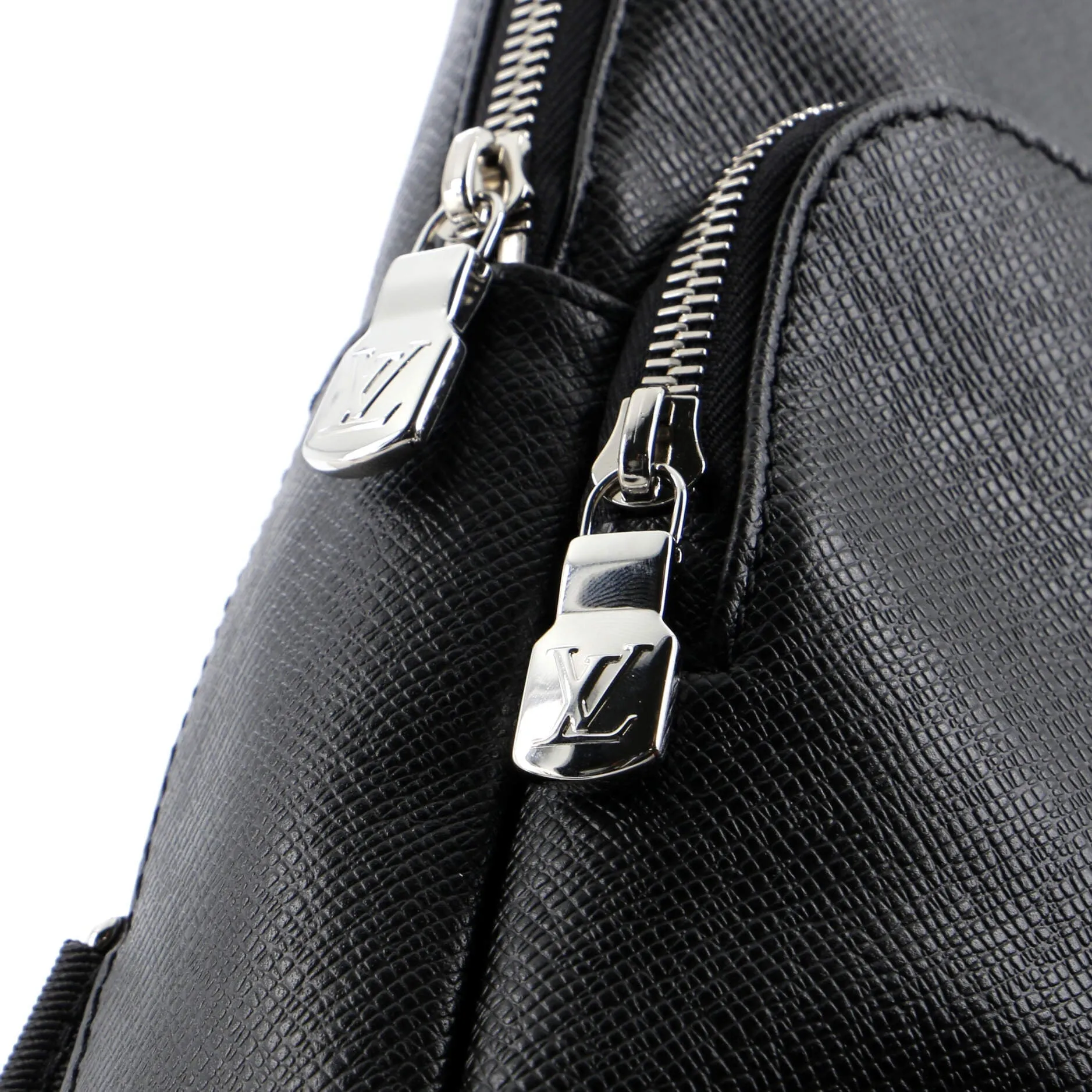 Avenue Sling Bag Taiga Leather