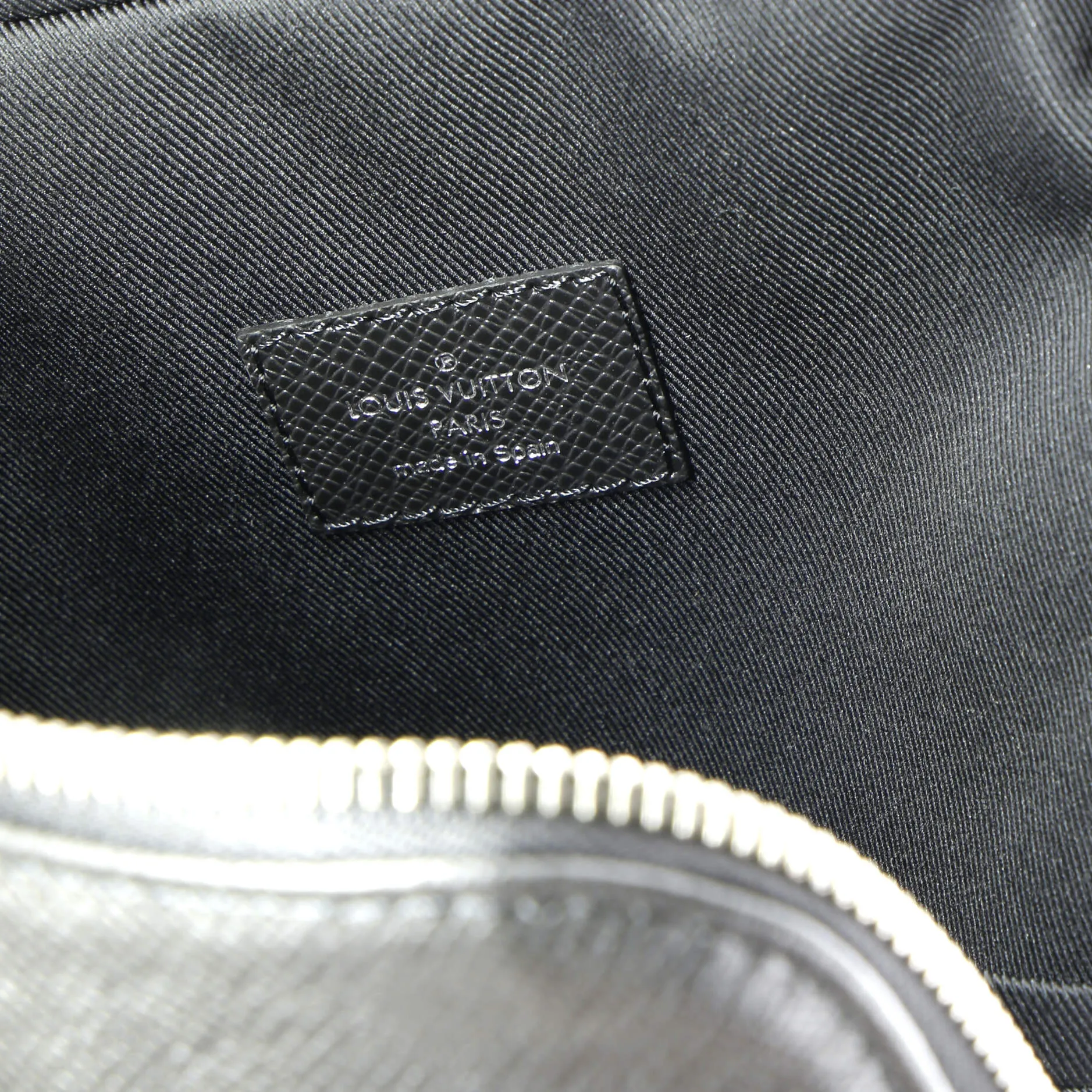 Avenue Sling Bag Taiga Leather