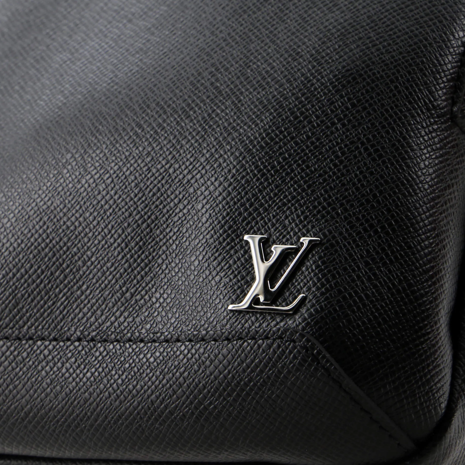 Avenue Sling Bag Taiga Leather