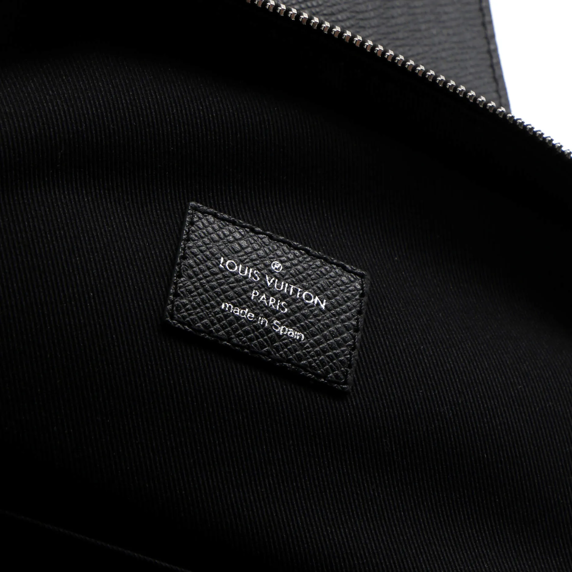 Avenue Sling Bag Taiga Leather