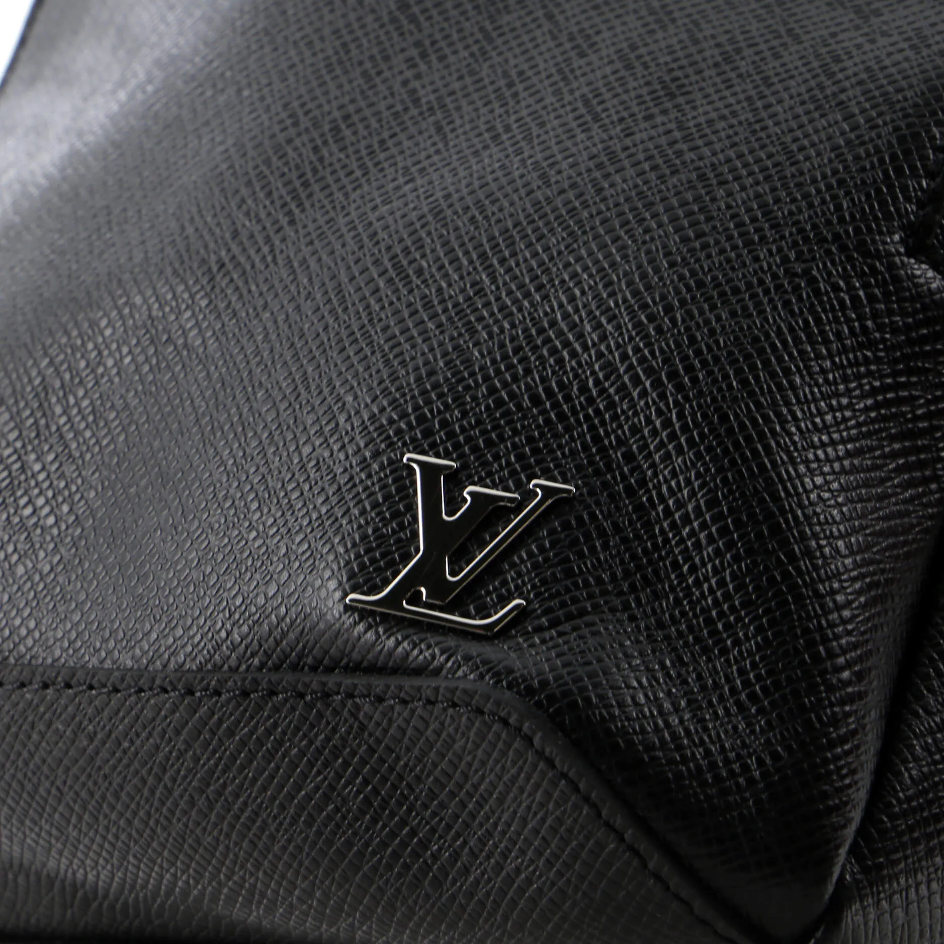 Avenue Sling Bag Taiga Leather