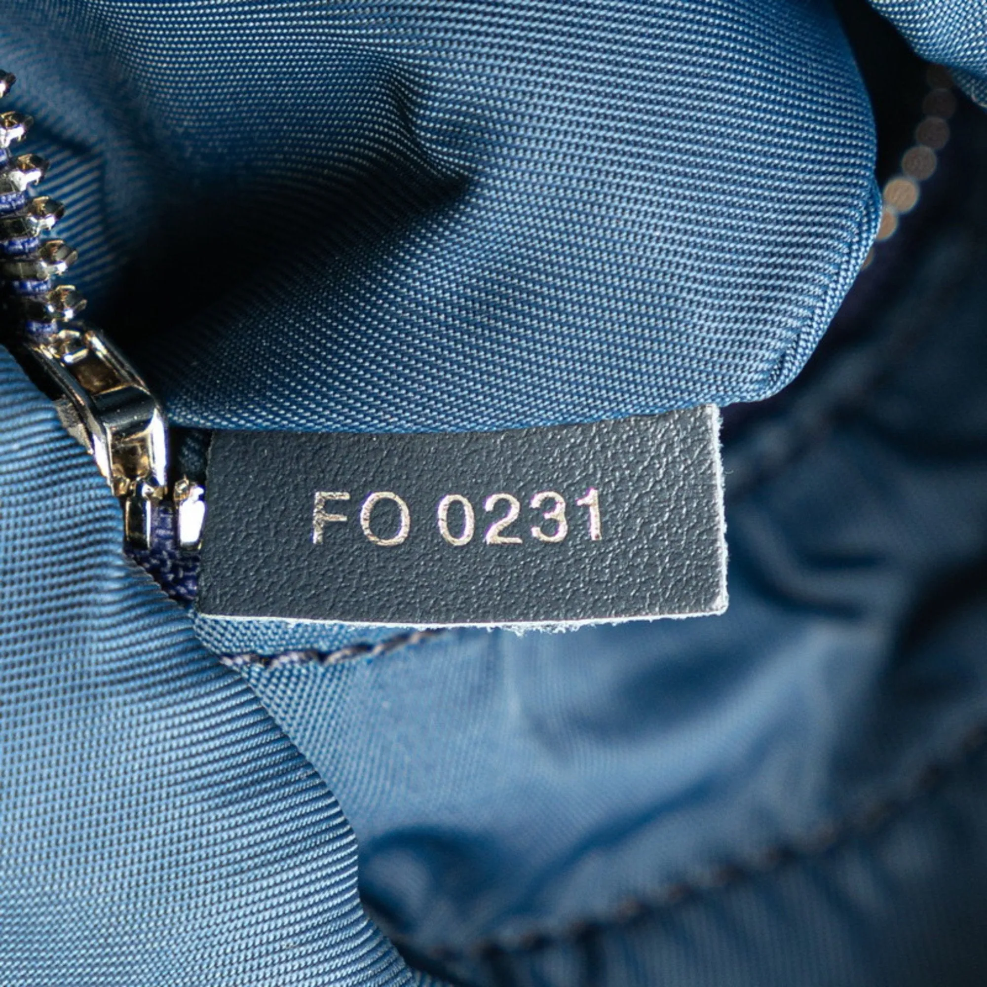 Blue Canvas Shoulder Bag with Elegant Design